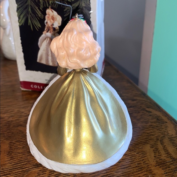 Hallmark Keepsake 1994 Holiday Barbie Collector’s Series - Picture 4 of 7